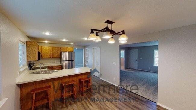 Building Photo - 343 NE Redwood Pl