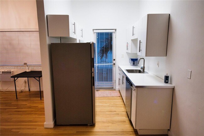 Building Photo - 401 Collins Ave