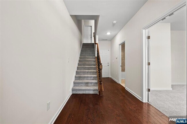 Building Photo - 9 Landmark Ln