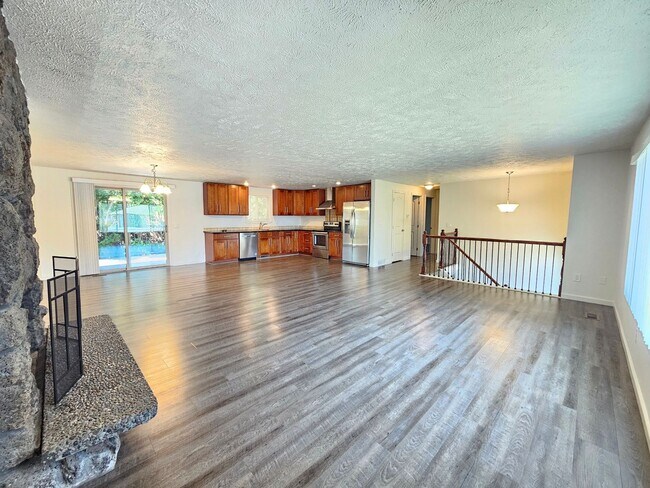Building Photo - $2,700 – Spacious 4 Bed / 2 Bath Home in S...