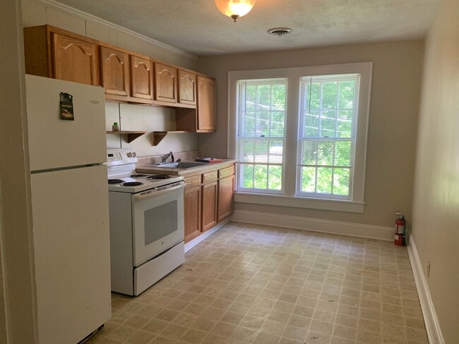 Building Photo - 2 BR, 2nd floor apartment w/ water, lawn service included near UNCG/Glenwood