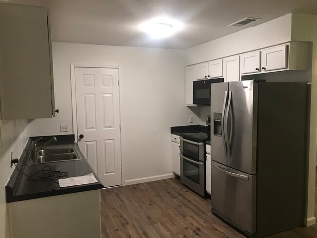 Building Photo - 1014 Kurze Ave