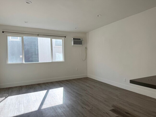Building Photo - Koreatown Renovated Bachelor/Studio