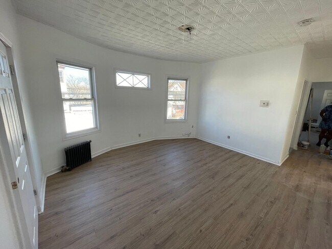 Building Photo - 593 E 23rd St