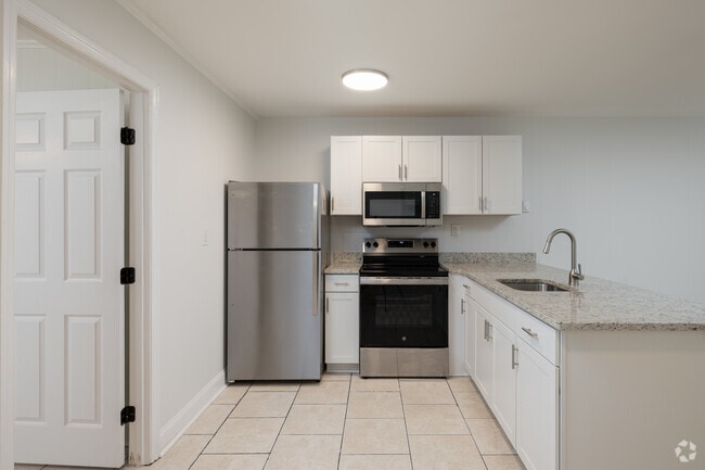 1BR, 1BA - 550SF Tile: Kitchen - 1523 Gardenia Rd