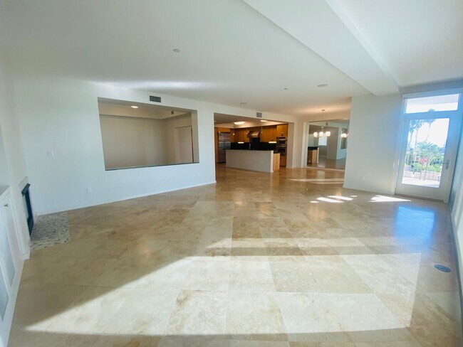 Foto del edificio - Enormous 2 Bedroom 2 Bath Plus Den with Oc...