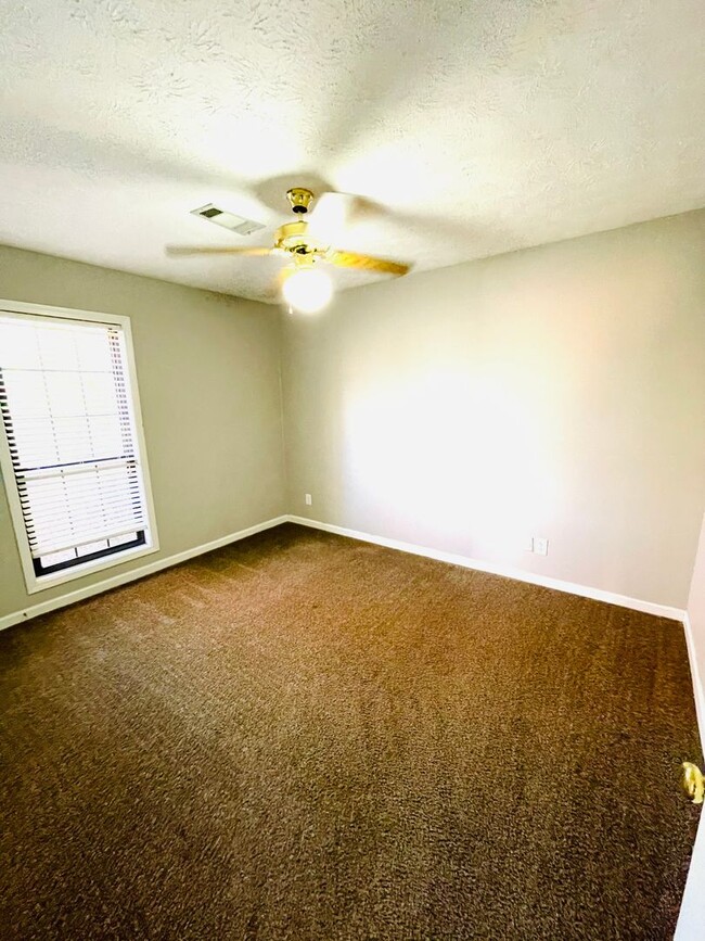 Building Photo - ** 2 bed 2 bath located off Taylor and Alt...