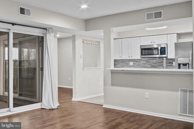 Building Photo - 3391 Lakeside View Dr