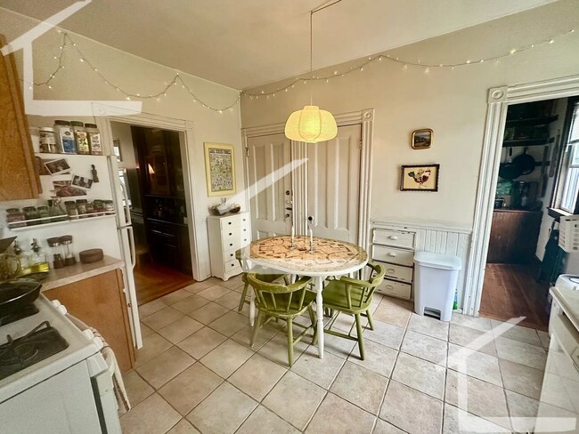 Building Photo - 9/1 No Fee! Oak Square 3BR apartment w/EIK, yard access