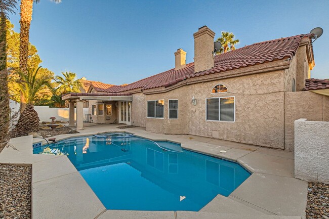 Foto del edificio - STUNNING 3 Bed Home with Pool Located in D...