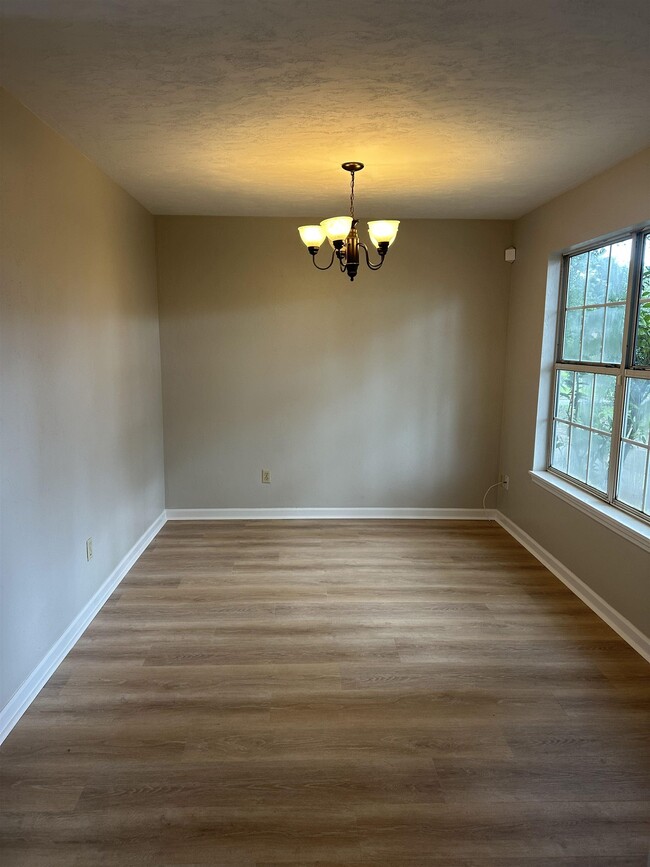 Building Photo - 2395 Claremont Ln