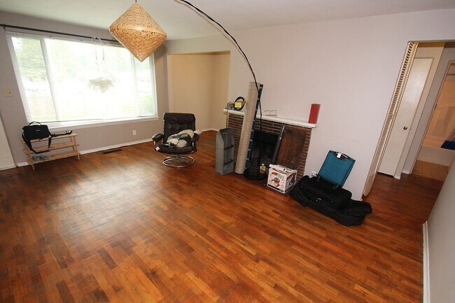 Foto del edificio - CHARMING 2 BED WEDGWOOD HOME W WOOD FLOORS, LARGE SHED, & LARGE LOT!