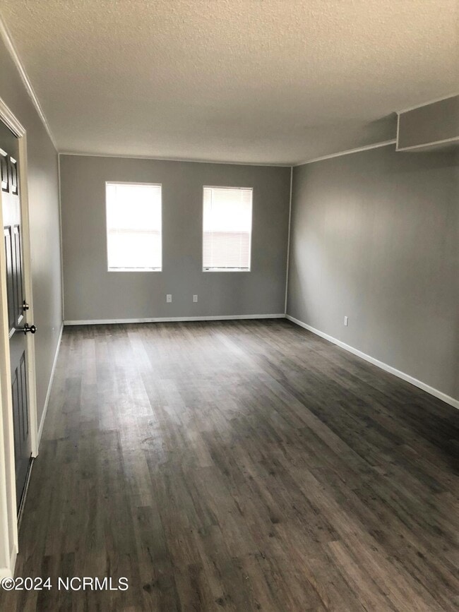 Foto del edificio - 100 Ravenwood Dr