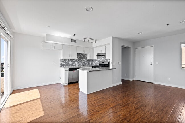 2BD, 2BA - 900SF - Living Room - Hoover Hilltop