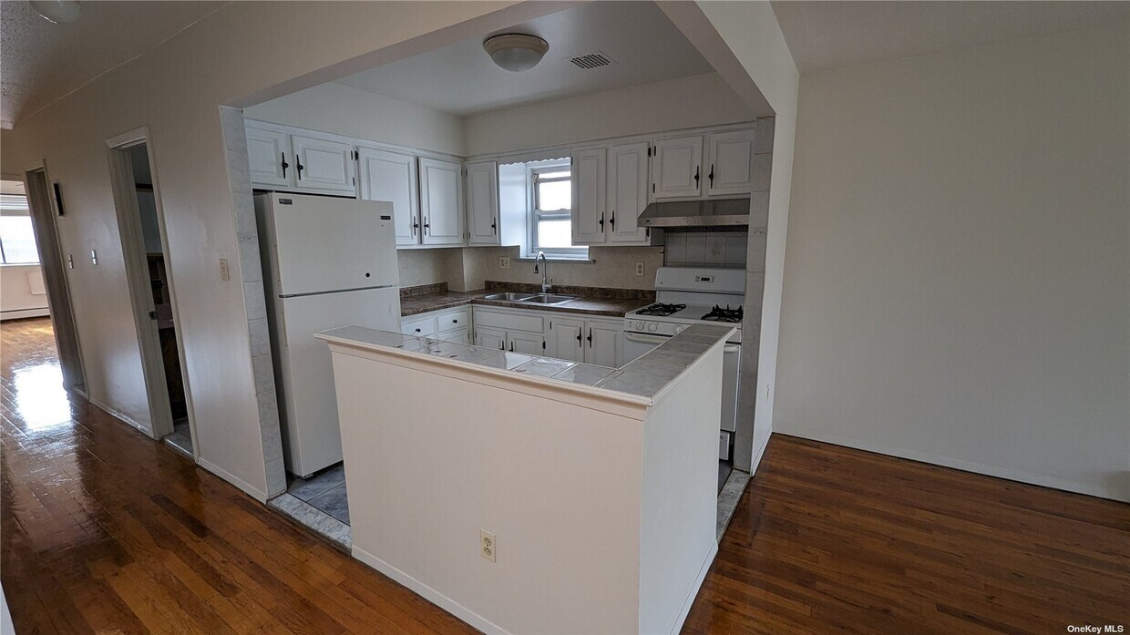 8316 60th Ave, Queens, NY 11379 Room for Rent in Queens, NY