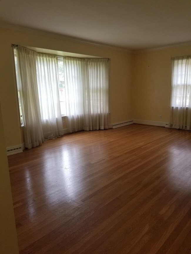Building Photo - Starmount Beauty for Rent