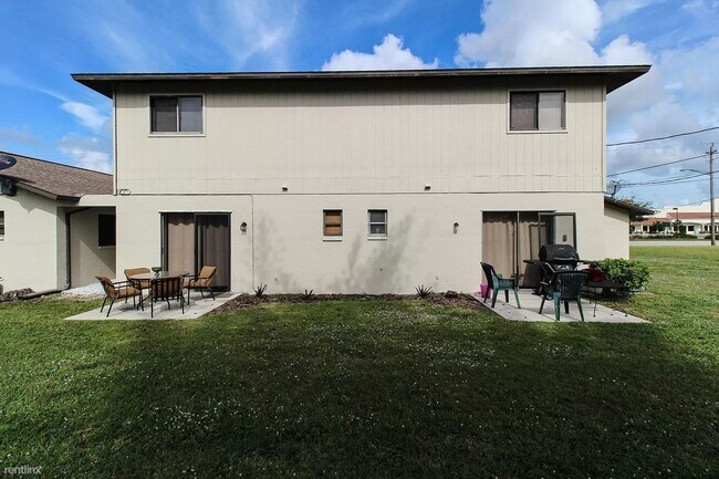 Building Photo - 2 br, 1 bath Townhome - 840 Cape Coral Pkwy W