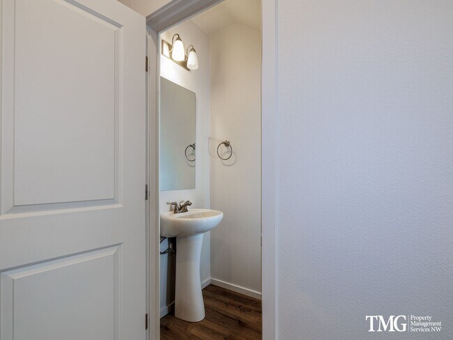 Foto del edificio - Come Fall Into your New 3 Bedroom Townhome...