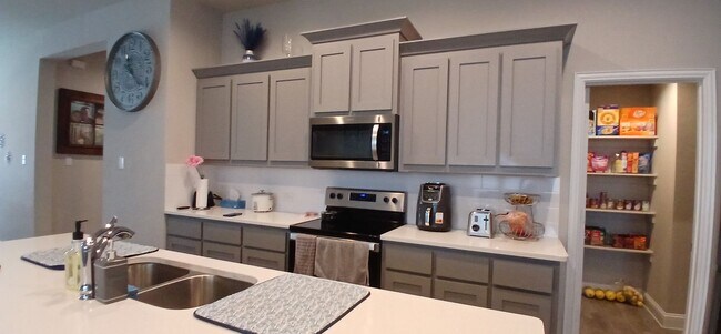 Foto del edificio - Bright & Open 3-Bedroom Home in Sought-Aft...