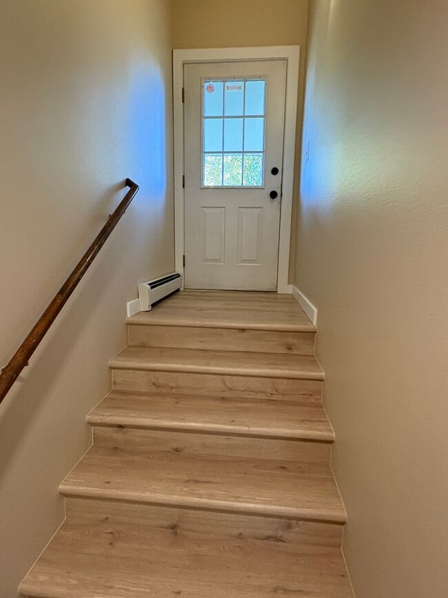 Building Photo - 2 Bed 2 bath off Durston Rd- Brand New Flo...