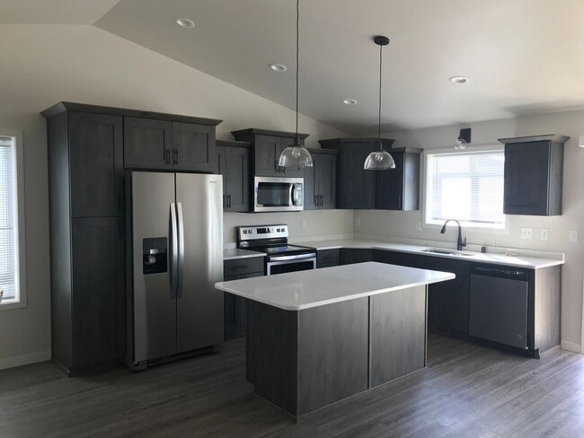 Building Photo - 4 Bed 2 Bath Single Family Home