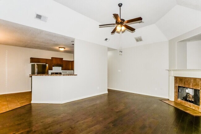 Foto del edificio - 5009 Forest Oasis Ln