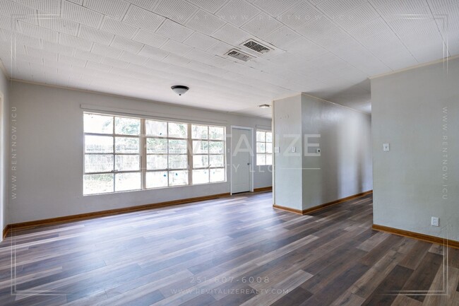 Building Photo - Newly Renovated 4 Bed / 2 Bath Home in Mob...
