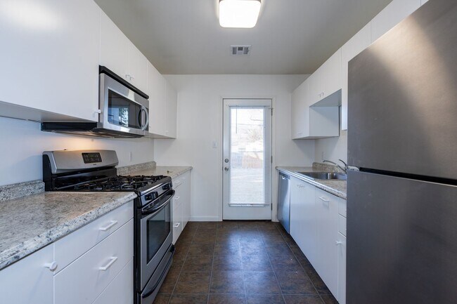 Foto del edificio - Beautiful Brookside duplex unit - NO PETS