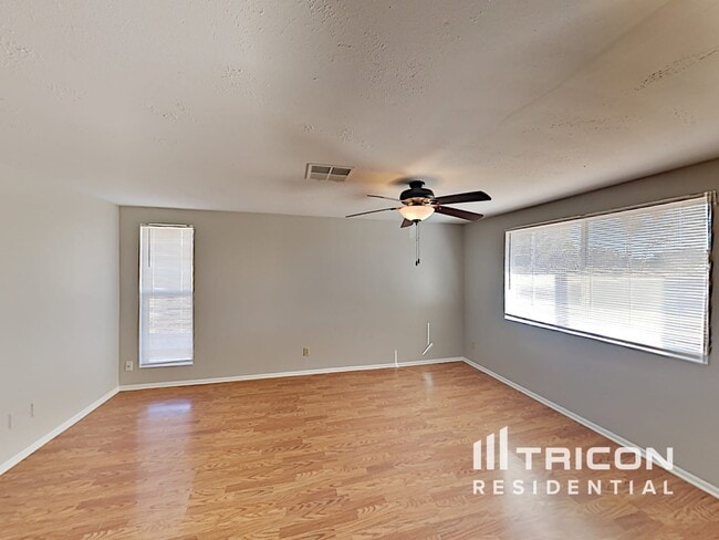 Building Photo - 2308 N Arrowhead Dr