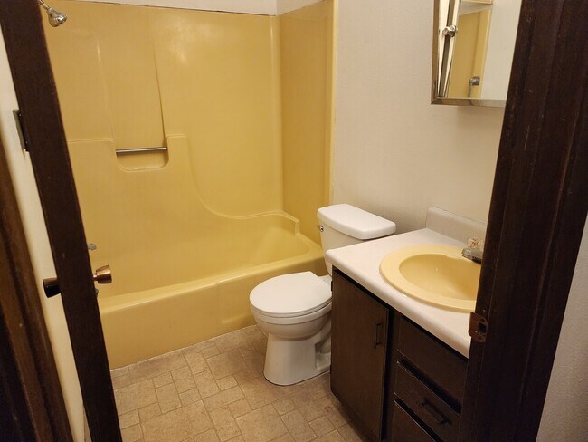 Building Photo - Colonial Apartments