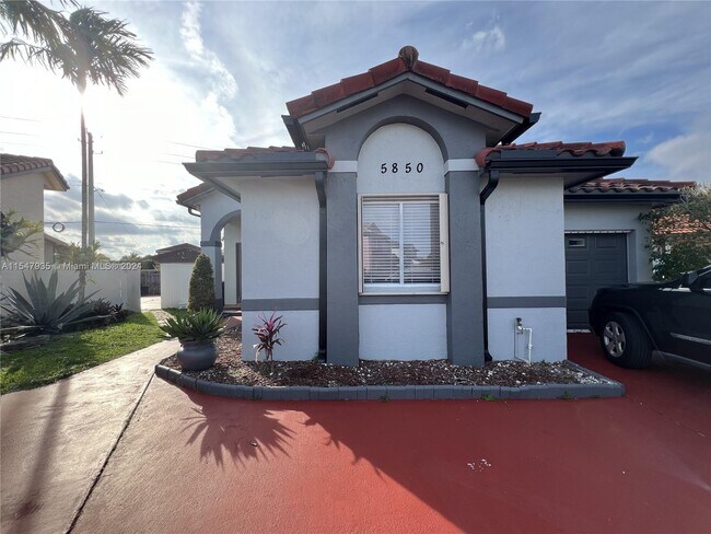 Building Photo - 5850 SW 156th Ct