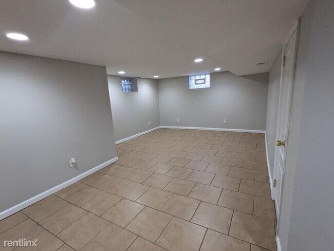 Building Photo - 1848 Chatsworth Dr