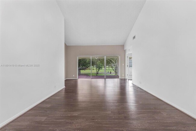 Foto del edificio - 8790 Holly Ct