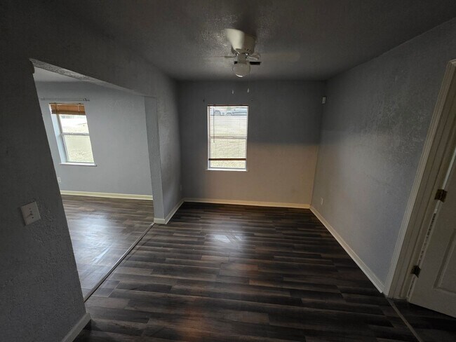 Foto del edificio - Recently remodeled 2-bedroom home close to the square