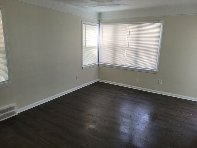 Building Photo - Renovated 3-Bedroom Home – We Welcome Sect...