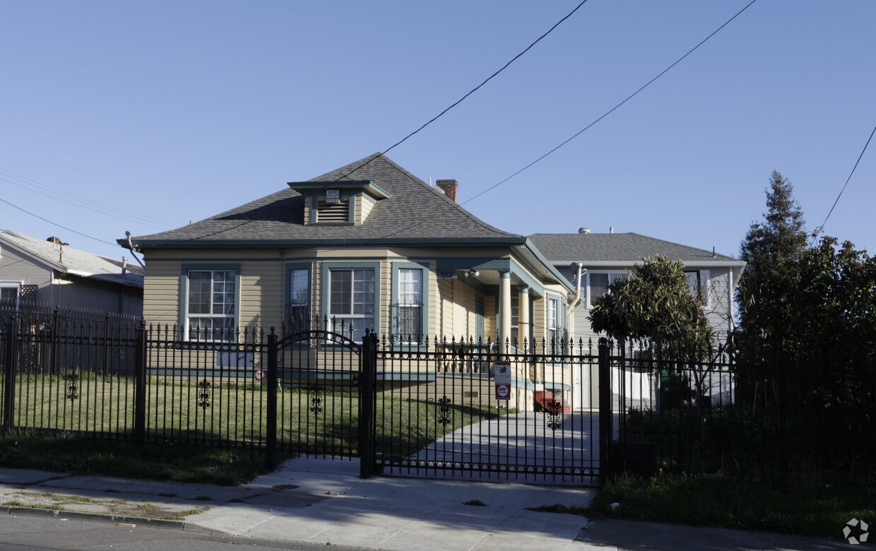 Primary Photo - 3110-3116 Collidge Ave