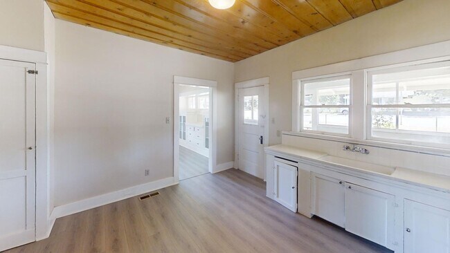 Foto del edificio - **Pending Application Approval**Charming 4...