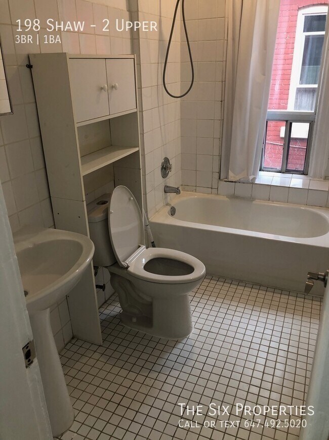 Building Photo - Trinity Bellwoods Three Bedroom Apartment