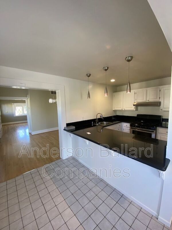 Building Photo - 397 S El Molino Ave