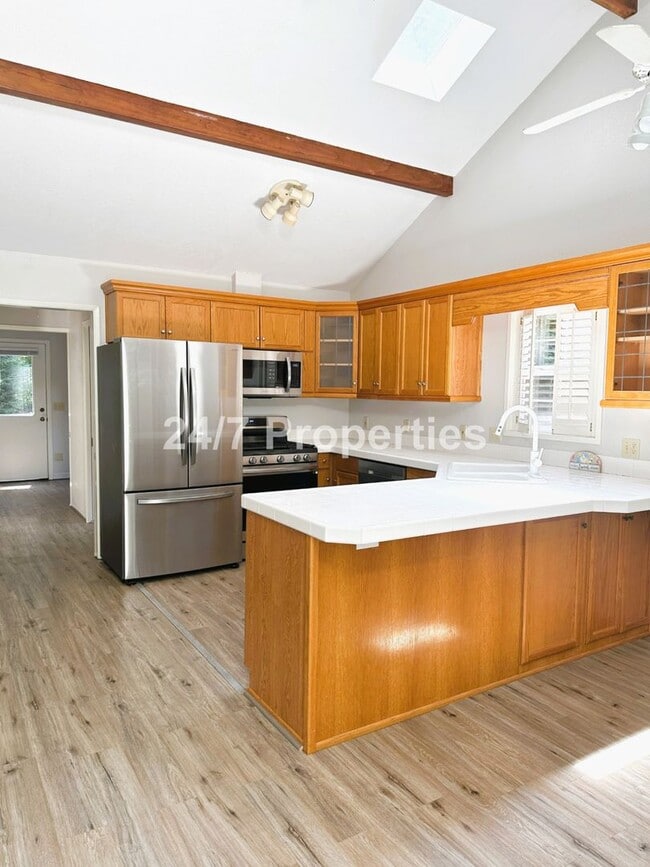 Building Photo - Bright 2 BD | 1 BA Home - A Hidden Gem in Garden Home!