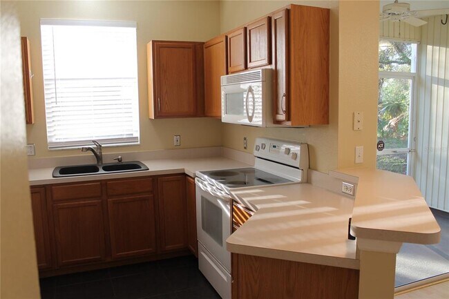 Building Photo - 13710 Forest Lake Dr