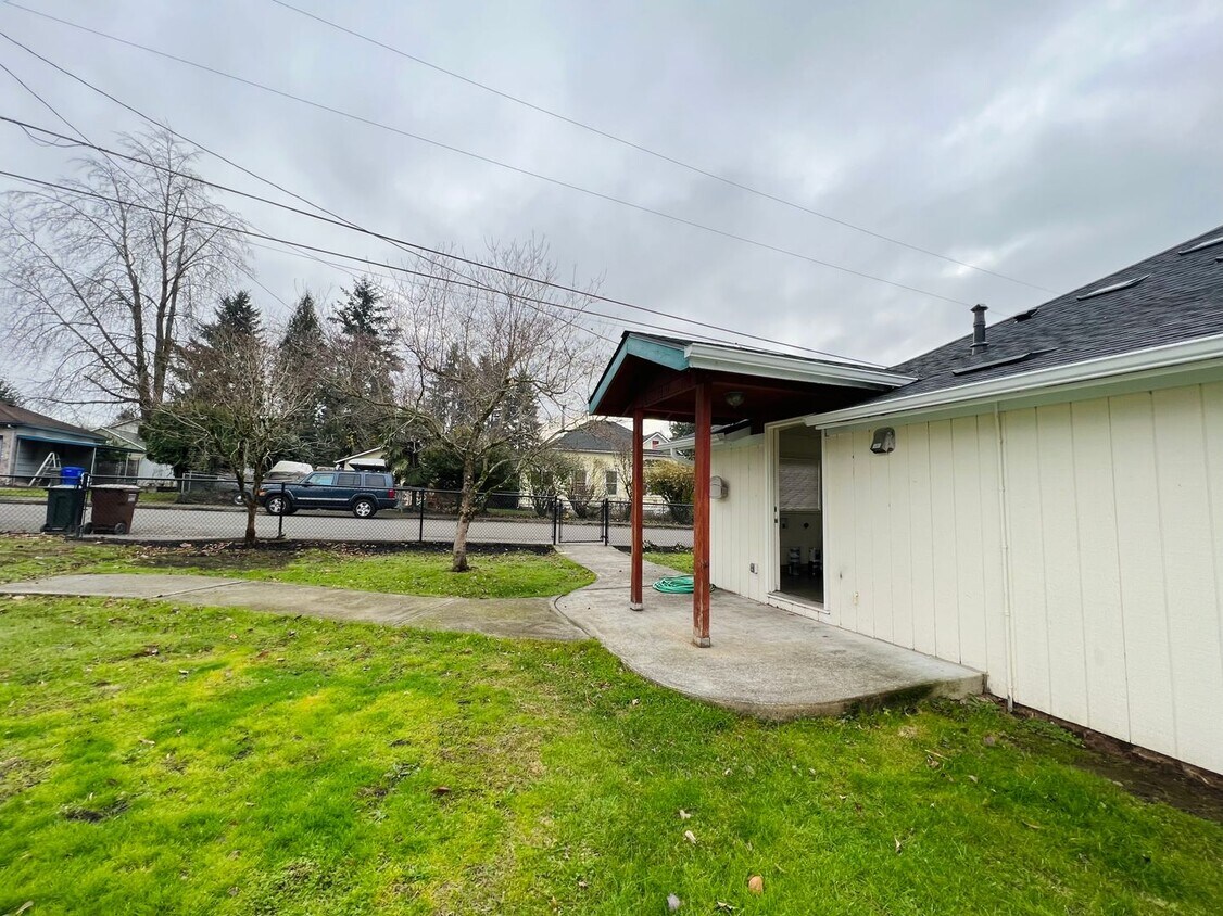 Primary Photo - Great Gresham home on corner lot, fully fe...