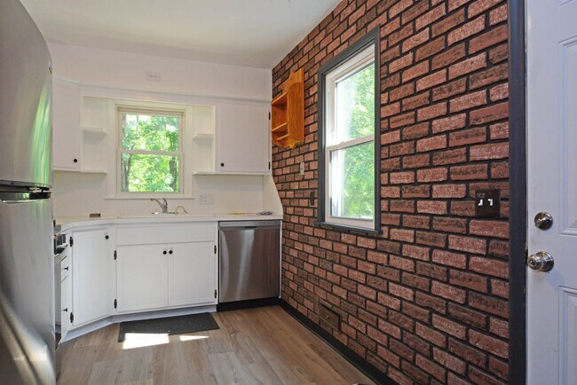 Building Photo - Beautiful 4 Bed 2.5 Bath Home in Minnetonka!