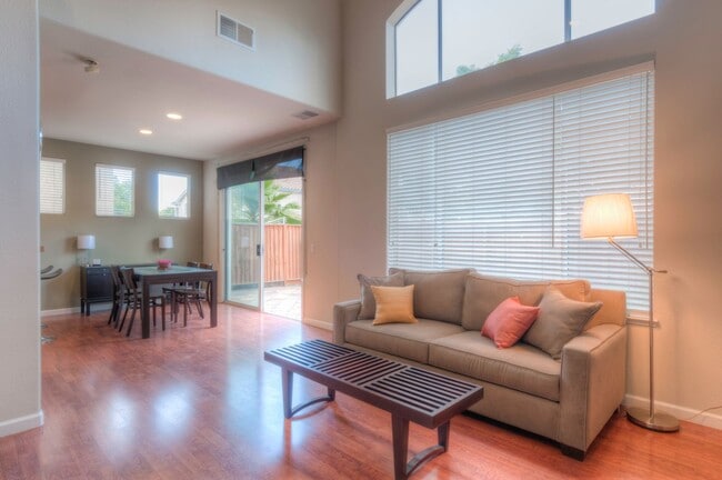 Building Photo - A must see beautiful 3 bedrooms 2.5 bathrooms single family home