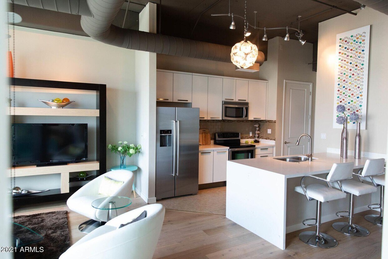 Primary Photo - 1 E Lexington Ave