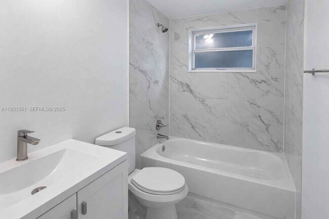 Building Photo - 638 NE 166th St