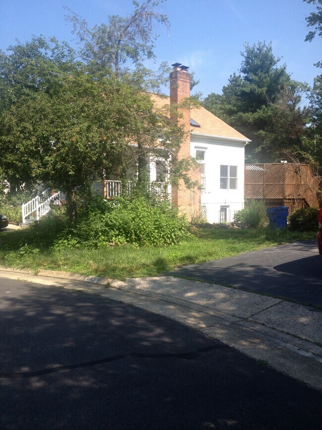 Foto del edificio - 8419 Hollis Ln