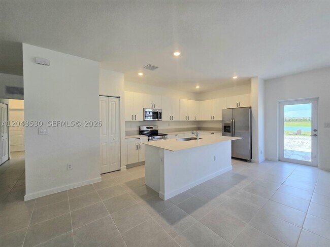Building Photo - 2423 SE 30th Dr