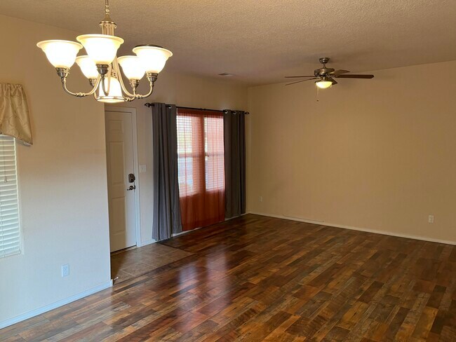 Foto del edificio - 10824 Fort Point Ln NE