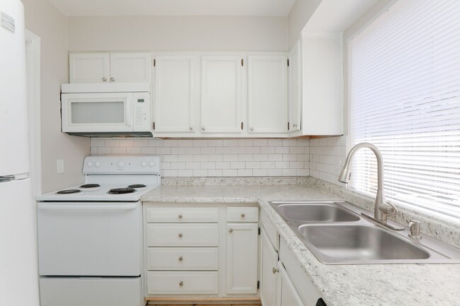 Building Photo - Updated 3BR Townhouse in Prime VA Beach Lo...